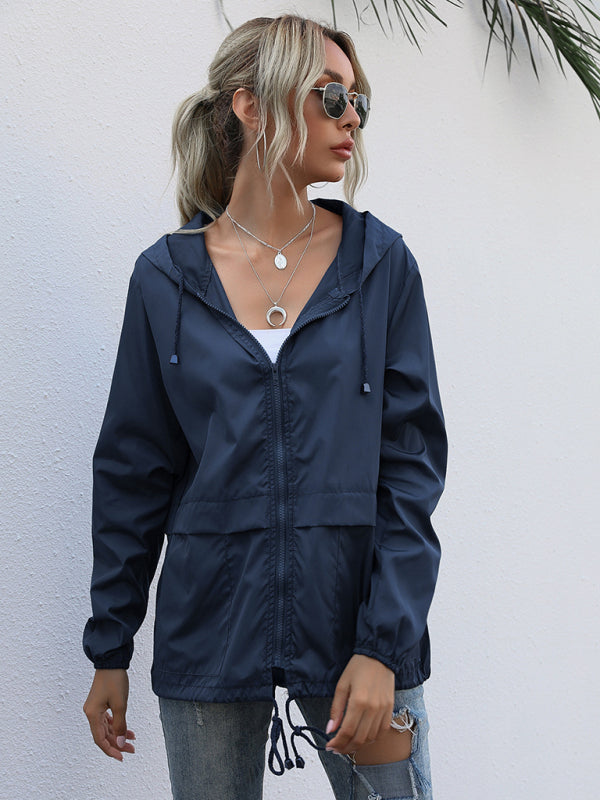 Neue leichte Damen-Regenjacke mit Reißverschluss und Kapuze, ideal für Outdoor-Aktivitäten wie Wandern. 