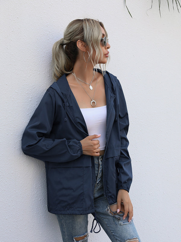 Neue leichte Damen-Regenjacke mit Reißverschluss und Kapuze, ideal für Outdoor-Aktivitäten wie Wandern. 