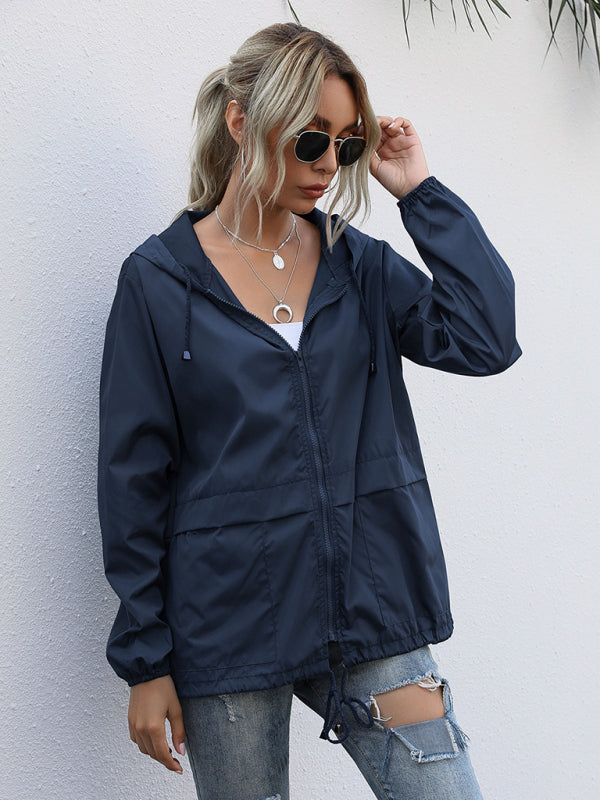 Neue leichte Damen-Regenjacke mit Reißverschluss und Kapuze, ideal für Outdoor-Aktivitäten wie Wandern. 