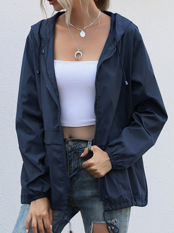Neue leichte Damen-Regenjacke mit Reißverschluss und Kapuze, ideal für Outdoor-Aktivitäten wie Wandern. 