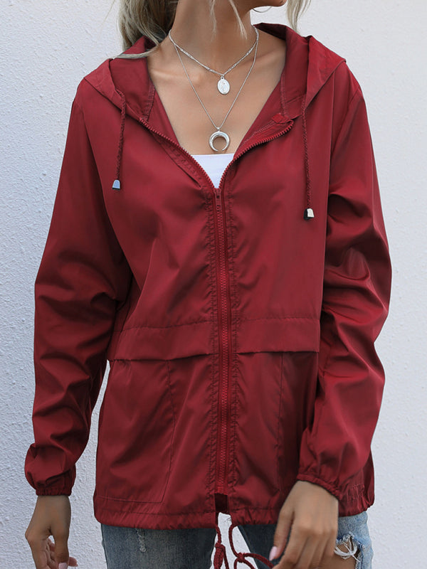 Neue leichte Damen-Regenjacke mit Reißverschluss und Kapuze, ideal für Outdoor-Aktivitäten wie Wandern. 