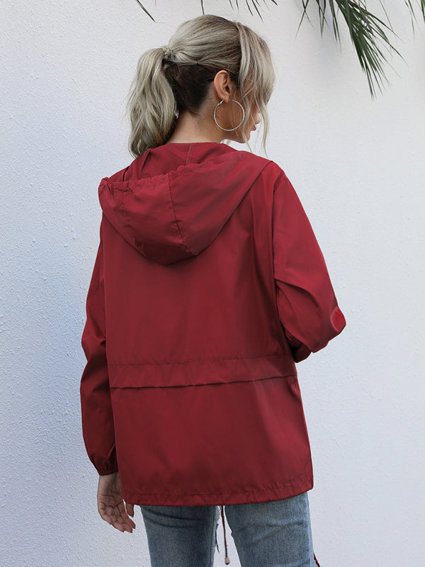Neue leichte Damen-Regenjacke mit Reißverschluss und Kapuze, ideal für Outdoor-Aktivitäten wie Wandern. 
