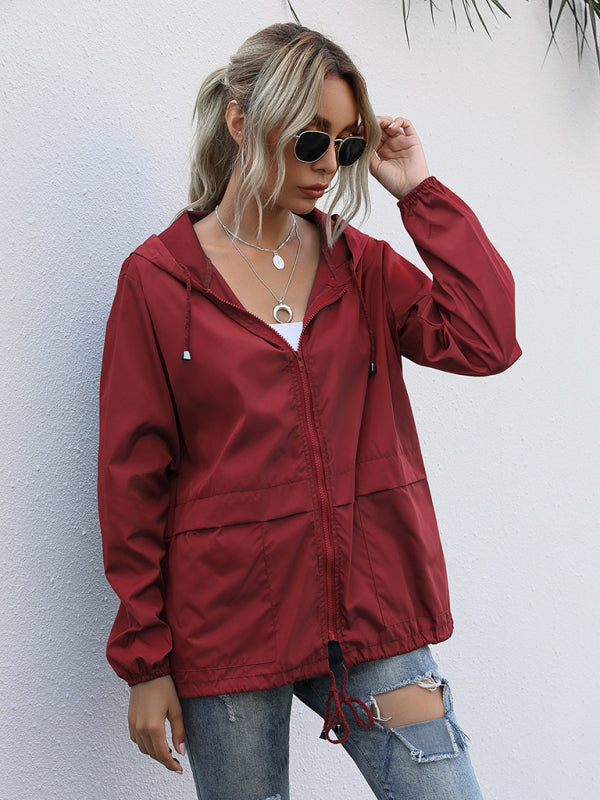 Neue leichte Damen-Regenjacke mit Reißverschluss und Kapuze, ideal für Outdoor-Aktivitäten wie Wandern. 