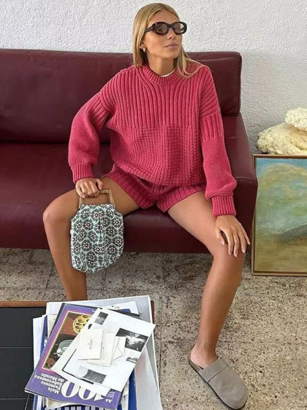 Zweiteiliges Set für Damen: Strickset mit Rundhalsausschnitt, langen Ärmeln und lockerer Passform sowie Shorts. 