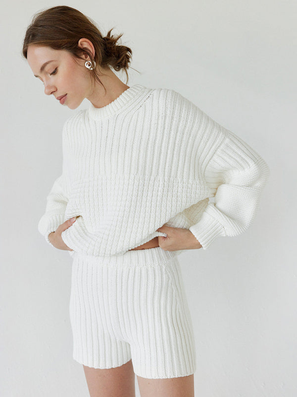 Zweiteiliges Set für Damen: Strickset mit Rundhalsausschnitt, langen Ärmeln und lockerer Passform sowie Shorts. 