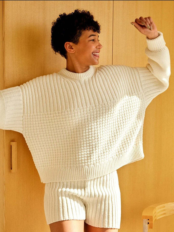 Zweiteiliges Set für Damen: Strickset mit Rundhalsausschnitt, langen Ärmeln und lockerer Passform sowie Shorts. 