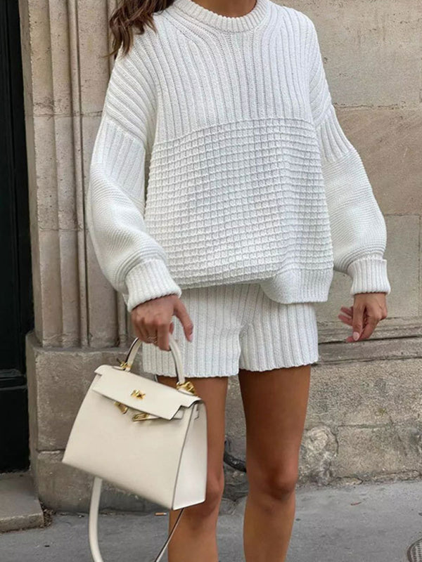 Zweiteiliges Set für Damen: Strickset mit Rundhalsausschnitt, langen Ärmeln und lockerer Passform sowie Shorts. 