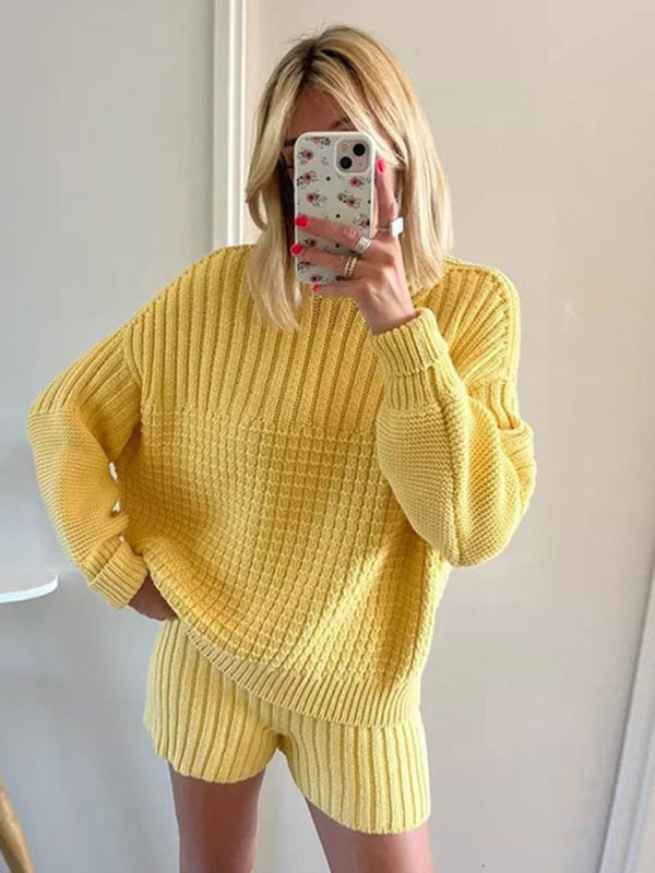 Zweiteiliges Set für Damen: Strickset mit Rundhalsausschnitt, langen Ärmeln und lockerer Passform sowie Shorts. 