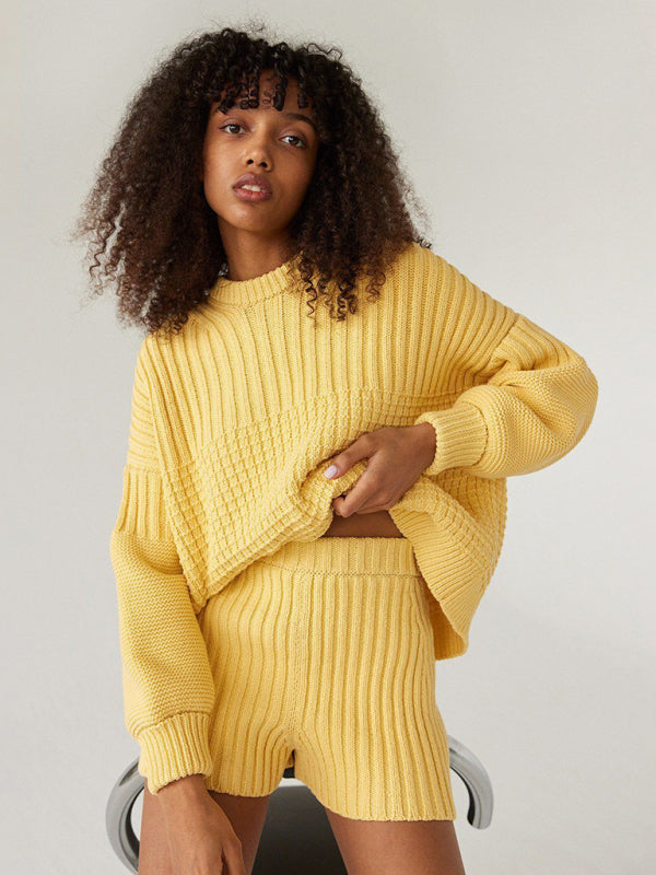 Zweiteiliges Set für Damen: Strickset mit Rundhalsausschnitt, langen Ärmeln und lockerer Passform sowie Shorts. 