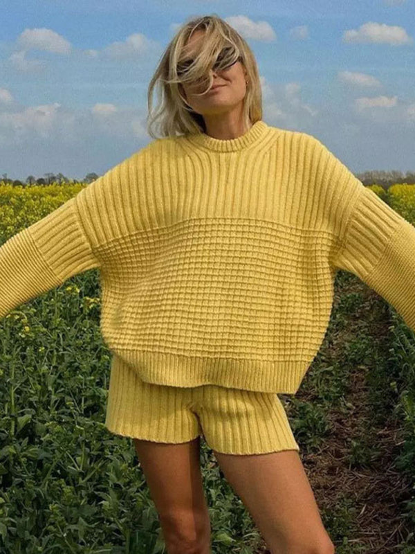 Zweiteiliges Set für Damen: Strickset mit Rundhalsausschnitt, langen Ärmeln und lockerer Passform sowie Shorts. 