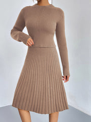 Zweiteiliges Set aus gestricktem Damenpullover und schmal geschnittenem Rock 