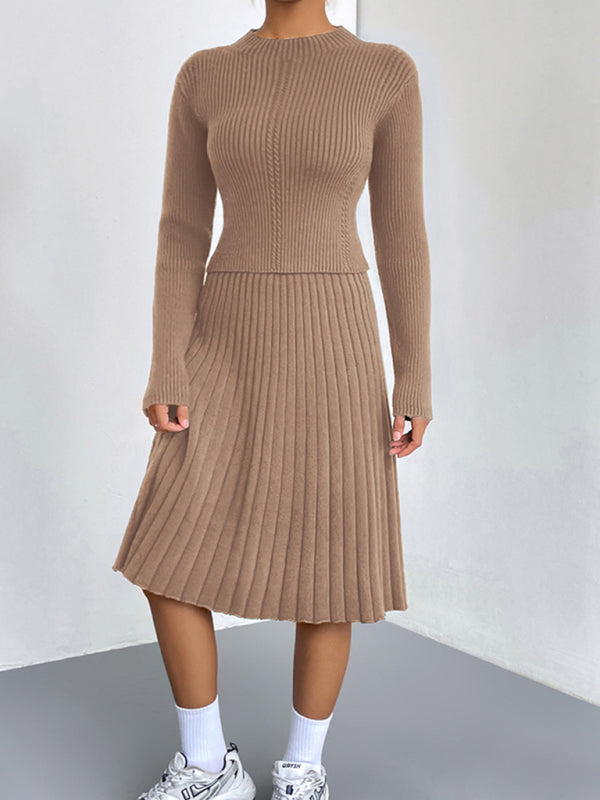Zweiteiliges Set aus gestricktem Damenpullover und schmal geschnittenem Rock 