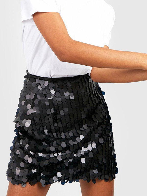 Jeune femme sexy en jupe courte moulante à paillettes, amincissante et sexy. 