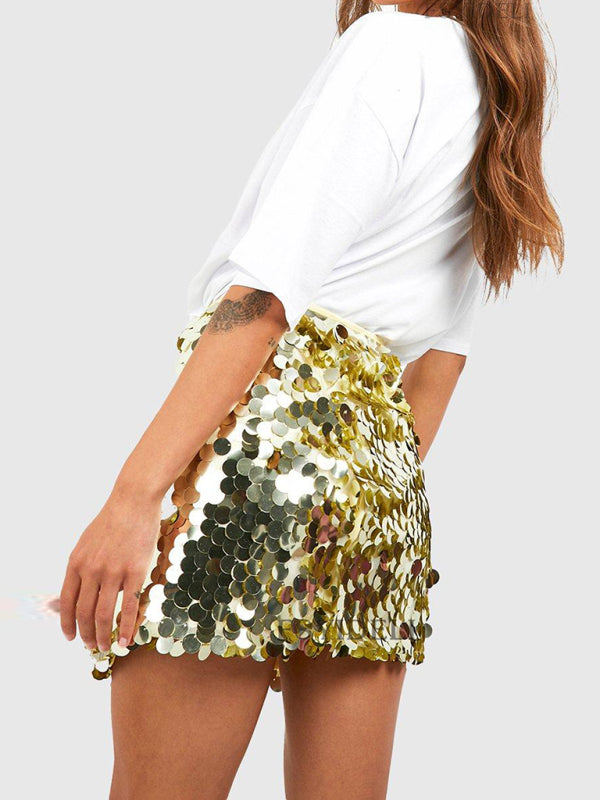 Jeune femme sexy en jupe courte moulante à paillettes, amincissante et sexy. 
