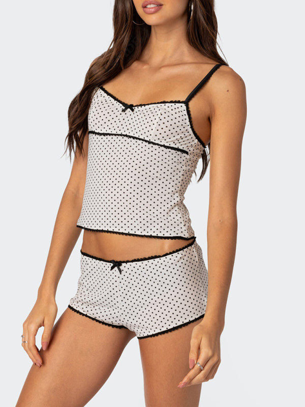 Ensemble deux pièces tendance pour femme : haut dos nu à pois, empiècements en dentelle et short sexy 