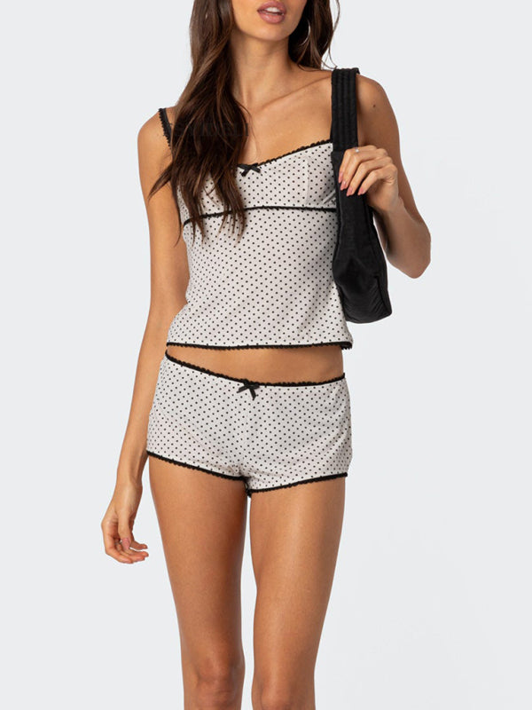 Ensemble deux pièces tendance pour femme : haut dos nu à pois, empiècements en dentelle et short sexy 