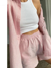 Lässiges zweiteiliges Set aus gestreiftem Damenhemd und Shorts 