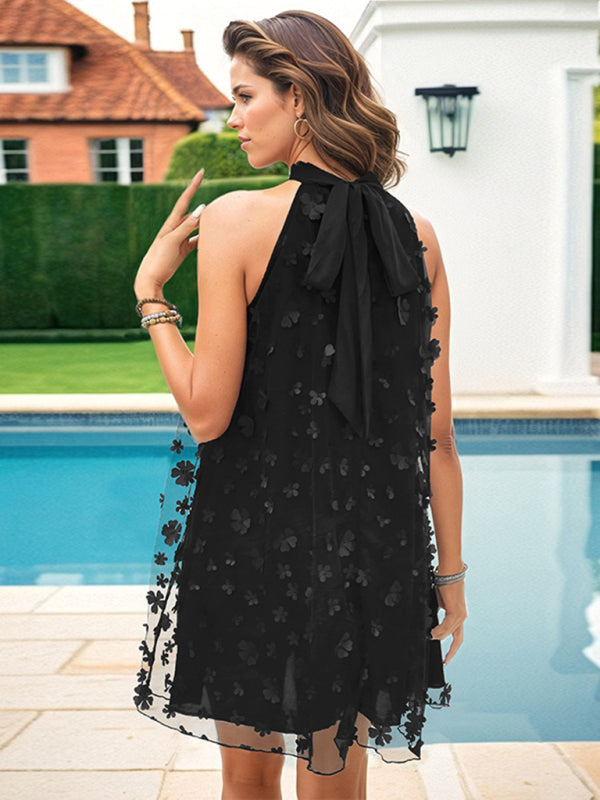 Neues, locker geschnittenes Neckholderkleid mit Blumenverzierung 