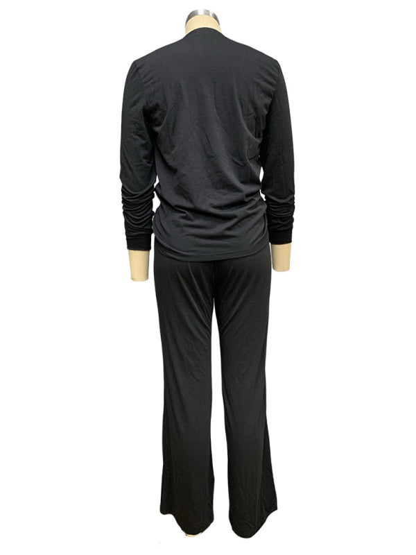 Ensemble deux pièces tendance composé d'un t-shirt à manches longues et d'un pantalon droit. 