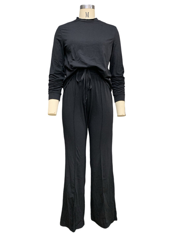 Ensemble deux pièces tendance composé d'un t-shirt à manches longues et d'un pantalon droit. 