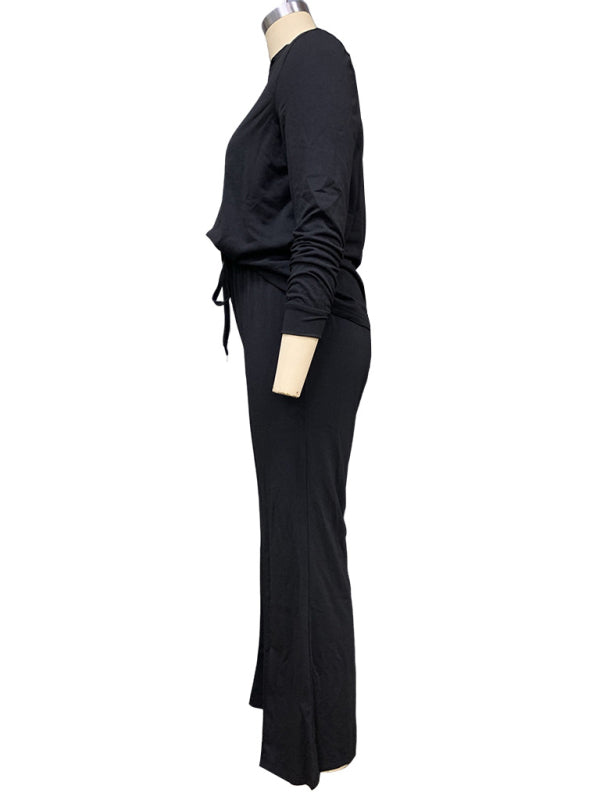 Ensemble deux pièces tendance composé d'un t-shirt à manches longues et d'un pantalon droit. 