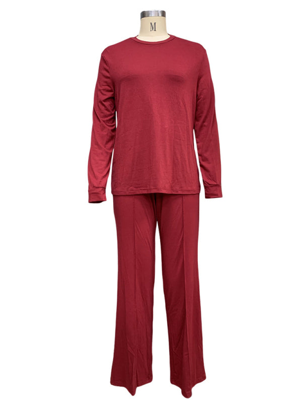 Ensemble deux pièces tendance composé d'un t-shirt à manches longues et d'un pantalon droit. 