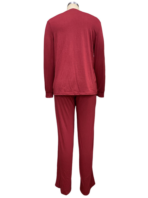 Ensemble deux pièces tendance composé d'un t-shirt à manches longues et d'un pantalon droit. 