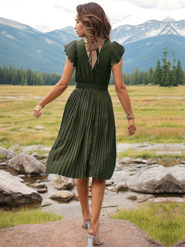 Neues, schlichtes und elegantes Faltenkleid mit V-Ausschnitt, hoher Taille und Falten. 