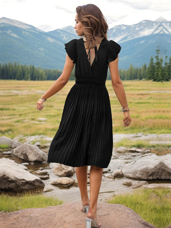 Neues, schlichtes und elegantes Faltenkleid mit V-Ausschnitt, hoher Taille und Falten. 