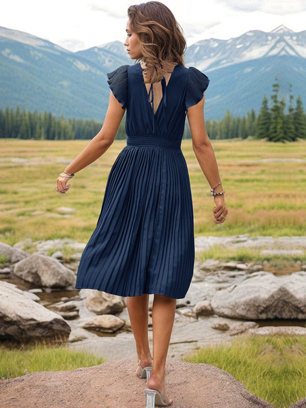 Neues, schlichtes und elegantes Faltenkleid mit V-Ausschnitt, hoher Taille und Falten. 