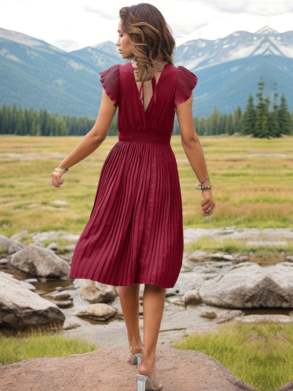 Neues, schlichtes und elegantes Faltenkleid mit V-Ausschnitt, hoher Taille und Falten. 