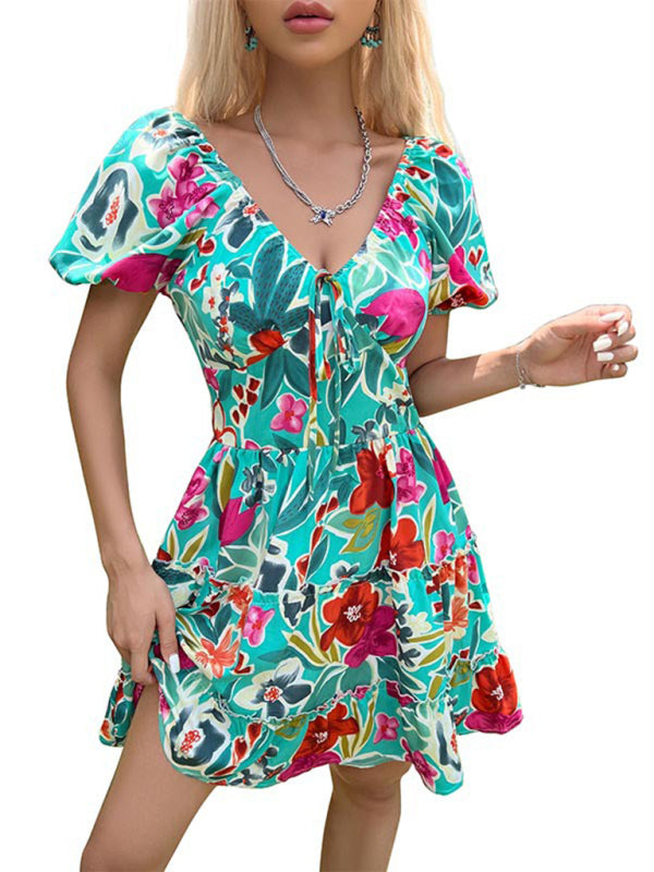 Damenkleid mit Rüschen, V-Ausschnitt, Smokdetails und Print 