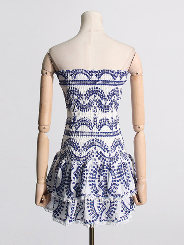 Robe bustier sexy et tendance, brodée, avec volants ajourés et surpiqûres décoratives, coupe trapèze. 