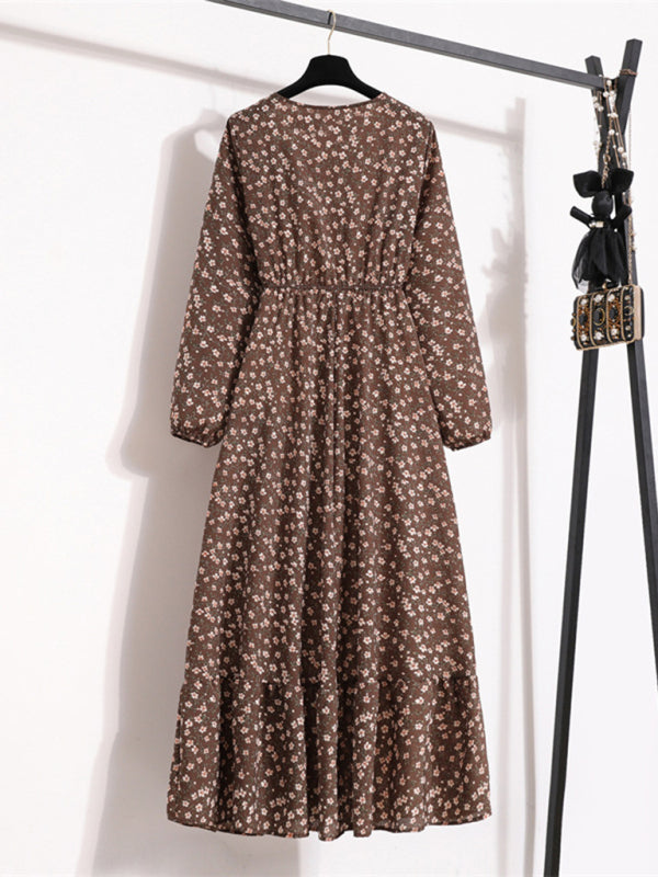 Langes, langärmeliges Chiffonkleid mit Rundhalsausschnitt, taillierter Passform und Blumenmuster, das die Taille betont 