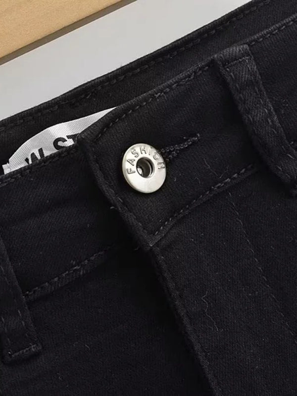 Heißer, hochtaillierter, elastischer, hüftbedeckender, figurbetonter A-Linien-Jeansrock mit offener Kante und blickdichtem Saum. 