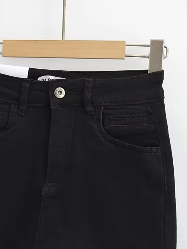 Heißer, hochtaillierter, elastischer, hüftbedeckender, figurbetonter A-Linien-Jeansrock mit offener Kante und blickdichtem Saum. 