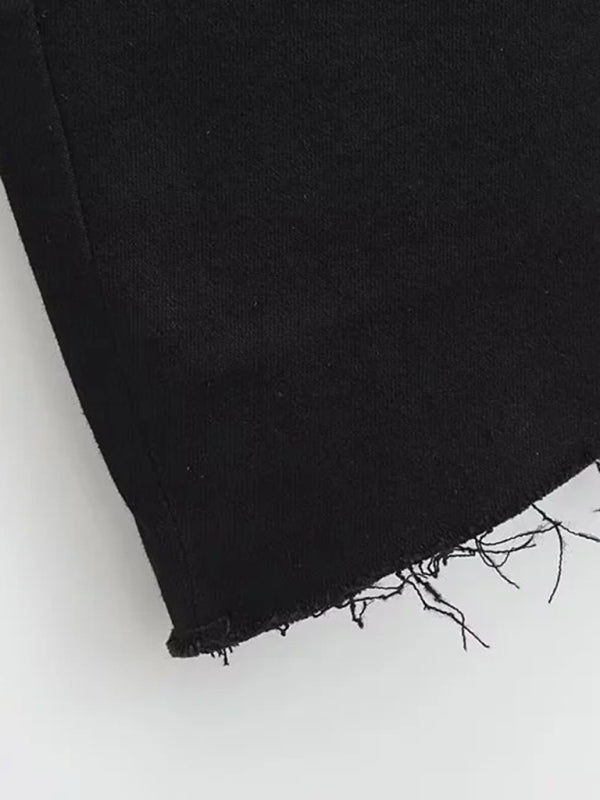 Heißer, hochtaillierter, elastischer, hüftbedeckender, figurbetonter A-Linien-Jeansrock mit offener Kante und blickdichtem Saum. 