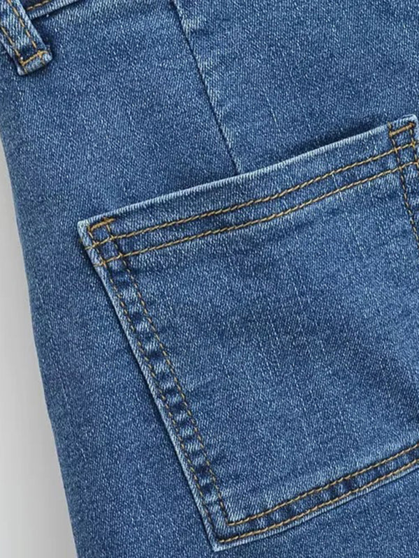 Heißer, hochtaillierter, elastischer, hüftbedeckender, figurbetonter A-Linien-Jeansrock mit offener Kante und blickdichtem Saum. 