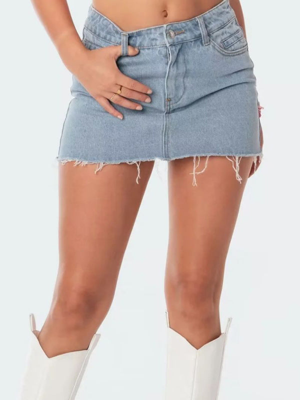 Heißer, hochtaillierter, elastischer, hüftbedeckender, figurbetonter A-Linien-Jeansrock mit offener Kante und blickdichtem Saum. 