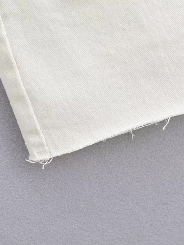 Heißer, hochtaillierter, elastischer, hüftbedeckender, figurbetonter A-Linien-Jeansrock mit offener Kante und blickdichtem Saum. 
