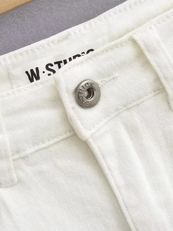 Heißer, hochtaillierter, elastischer, hüftbedeckender, figurbetonter A-Linien-Jeansrock mit offener Kante und blickdichtem Saum. 