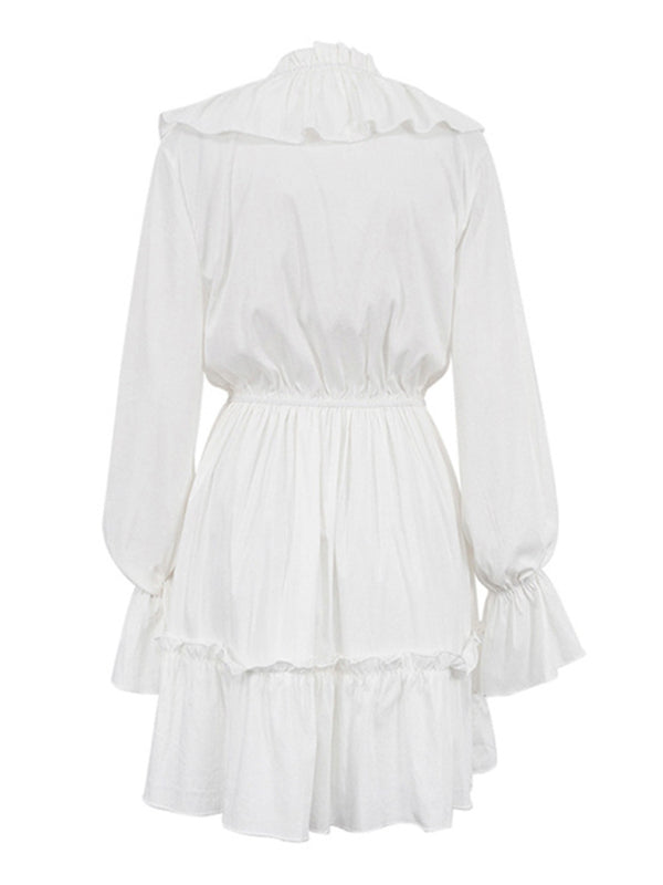 Robe blanche à décolleté plongeant en V, manches trompette smockées et taille à volants 