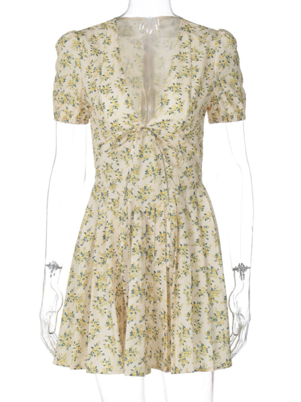 Neues sexy Kleid mit tiefem V-Ausschnitt, schmaler Taille, kurzen Ärmeln, mittellangen Falten und Blumenmuster 