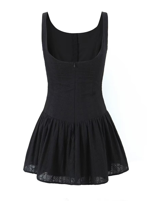 kurzes, einreihiges Spitzenkleid mit einem Träger, großem Rückenausschnitt und schmaler Krempe. 