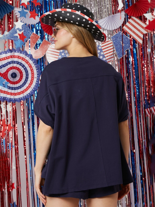 Ensemble deux pièces pour femme, haut à sequins et pantalon, manches courtes, idéal pour la fête de l'Indépendance. 