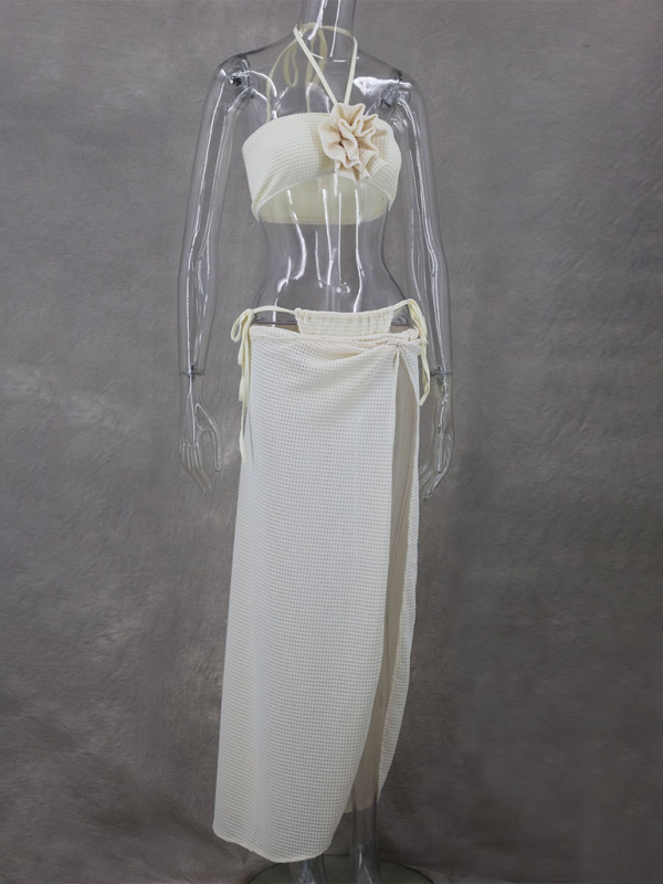Ensemble trois pièces sexy et tendance : haut tube sans manches, col halter, jupe fendue taille haute en maille. 