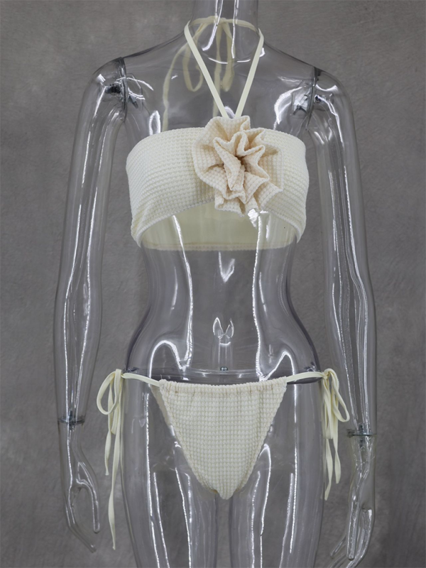Ensemble trois pièces sexy et tendance : haut tube sans manches, col halter, jupe fendue taille haute en maille. 