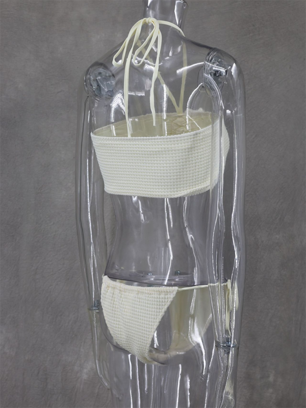 Ensemble trois pièces sexy et tendance : haut tube sans manches, col halter, jupe fendue taille haute en maille. 