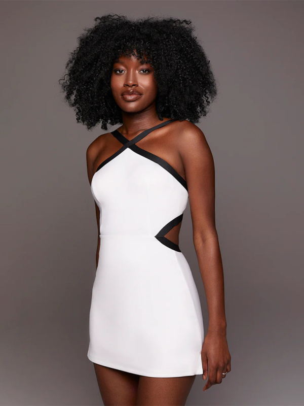 Neues, farblich kontrastierendes, schlichtes, blickdichtes und bequemes Yoga- und Tennis-Kleid für Damen mit Gürtel. 