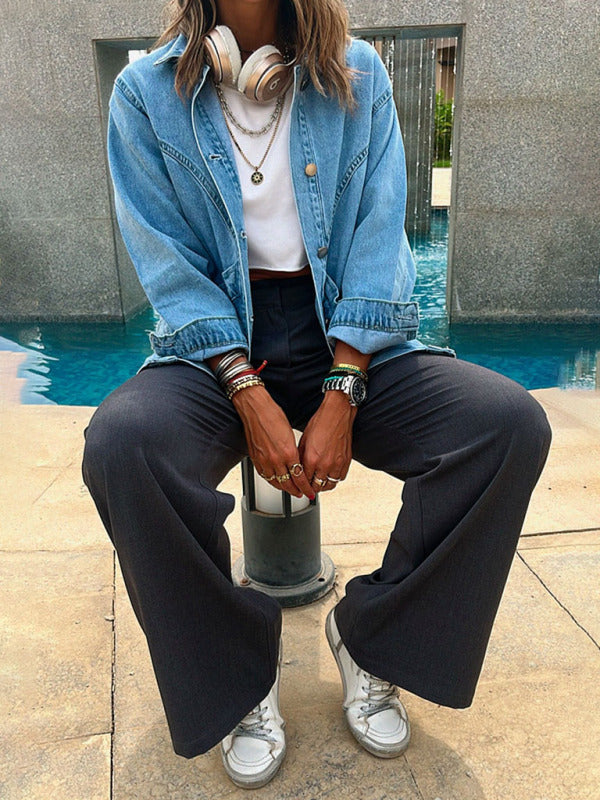 Veste d'automne-hiver en denim de coton délavé, coupe ample, style rétro, bleu marine, revers et double poche. 